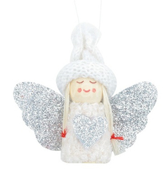 Anděl na zavěšení se stříbrnými křídly 7,5 cm bílé šaty